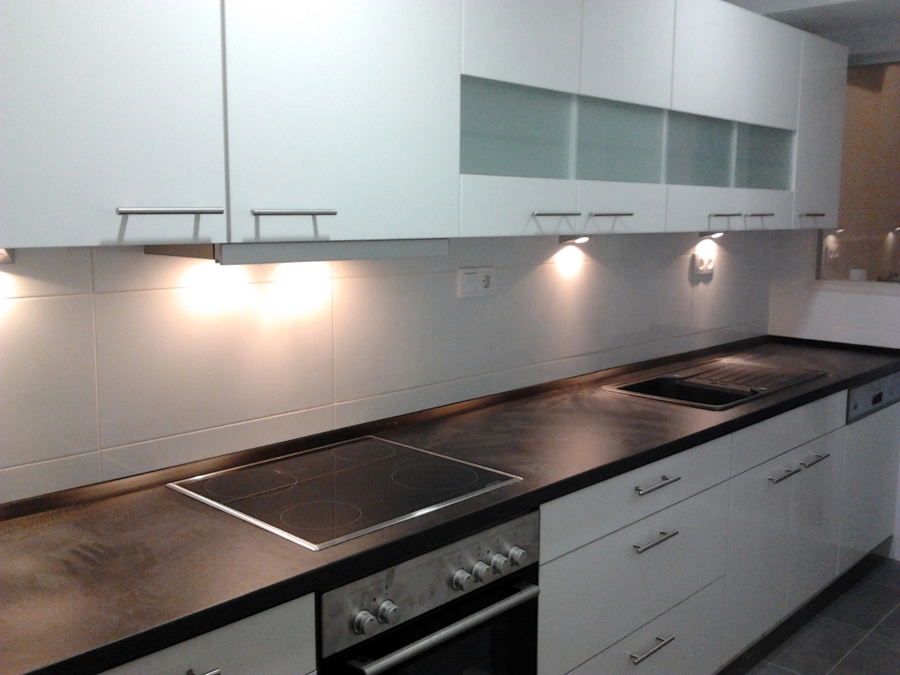 cocina con encimera postformada.