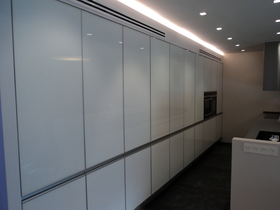 Cocina con frentes de cristal y aluminio