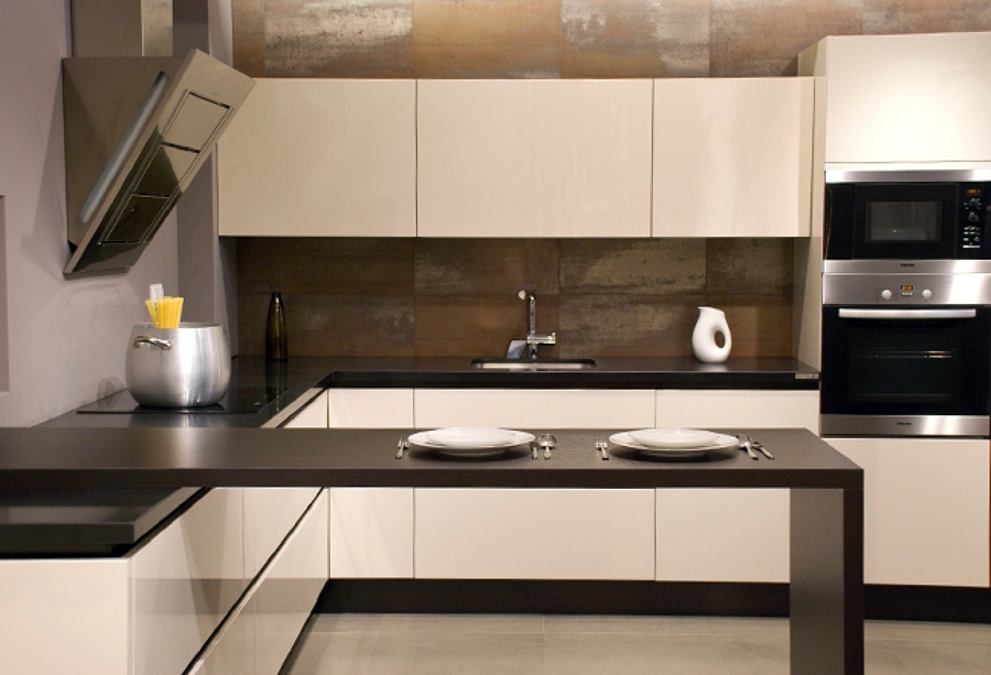 Cocina con mesa transición del banco de cocina