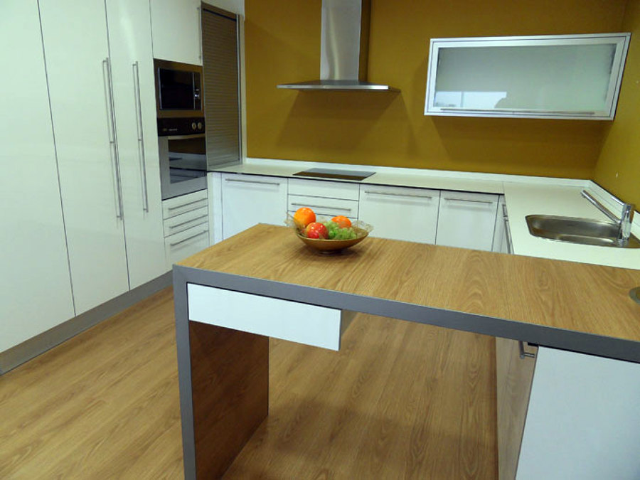 Cocina con mesa