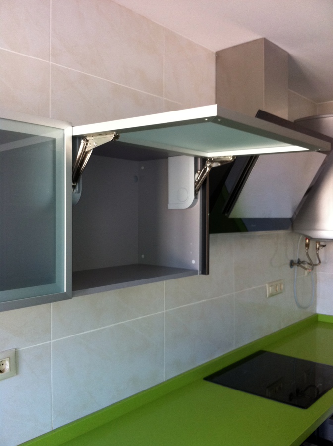 Cocina con modulos altos con vitrinas y campana pando 