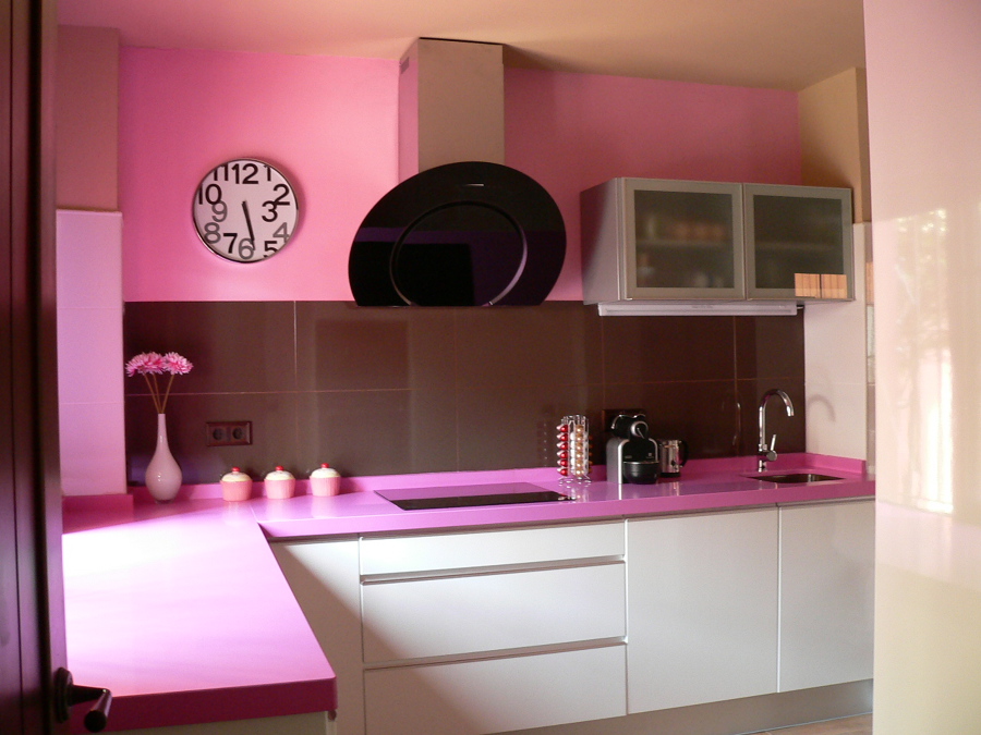 COCINA CON TIRADOR INTEGRADO.