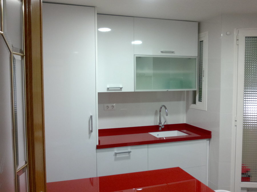 Cocina blanca y roja moderna