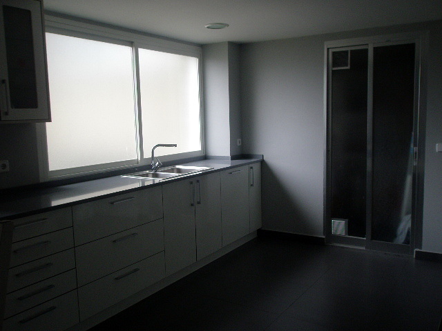 cocina de diseño moderno con ventanal y puerta a la terraza