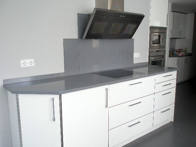 cocina de inducción con campana moderna