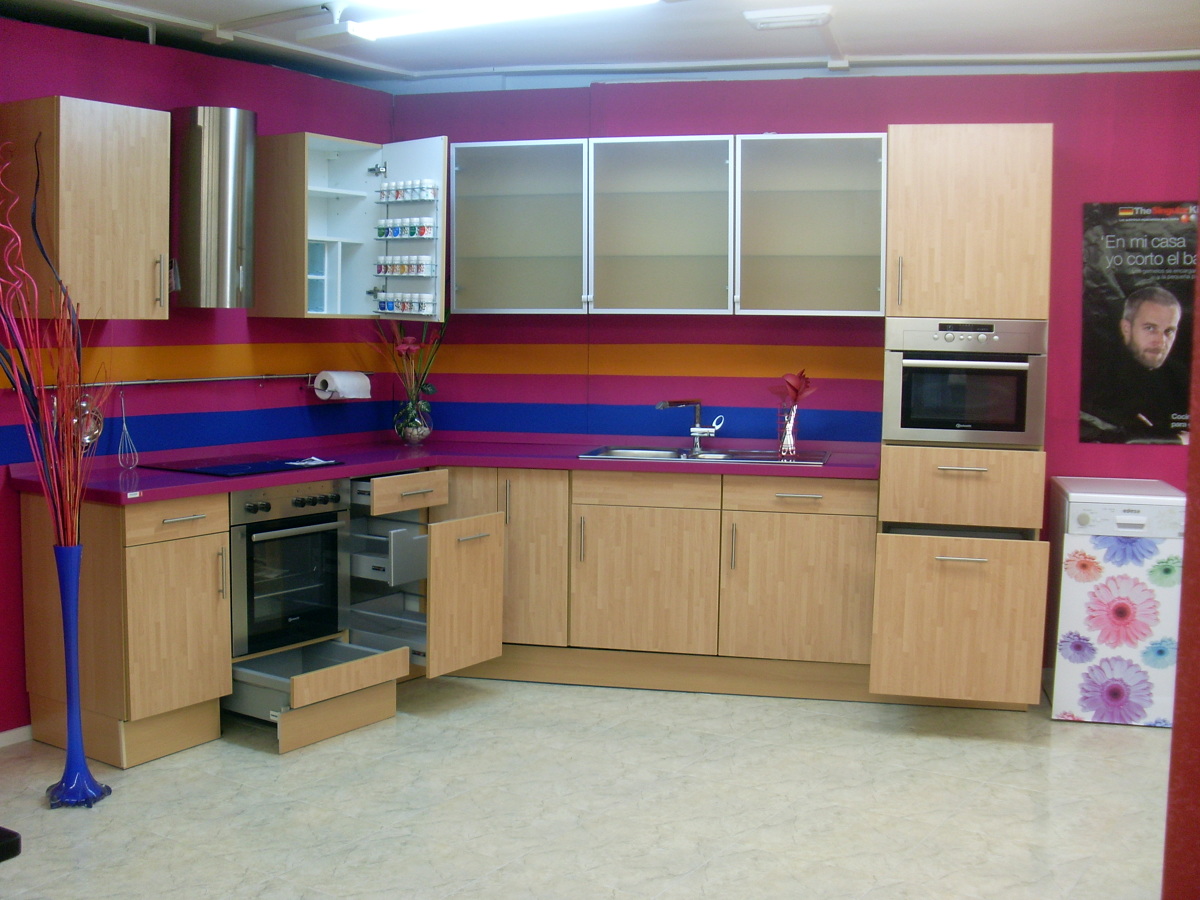 COCINA DE MADERA DE HAYA + SILESTONE MAGENTA ENERGY