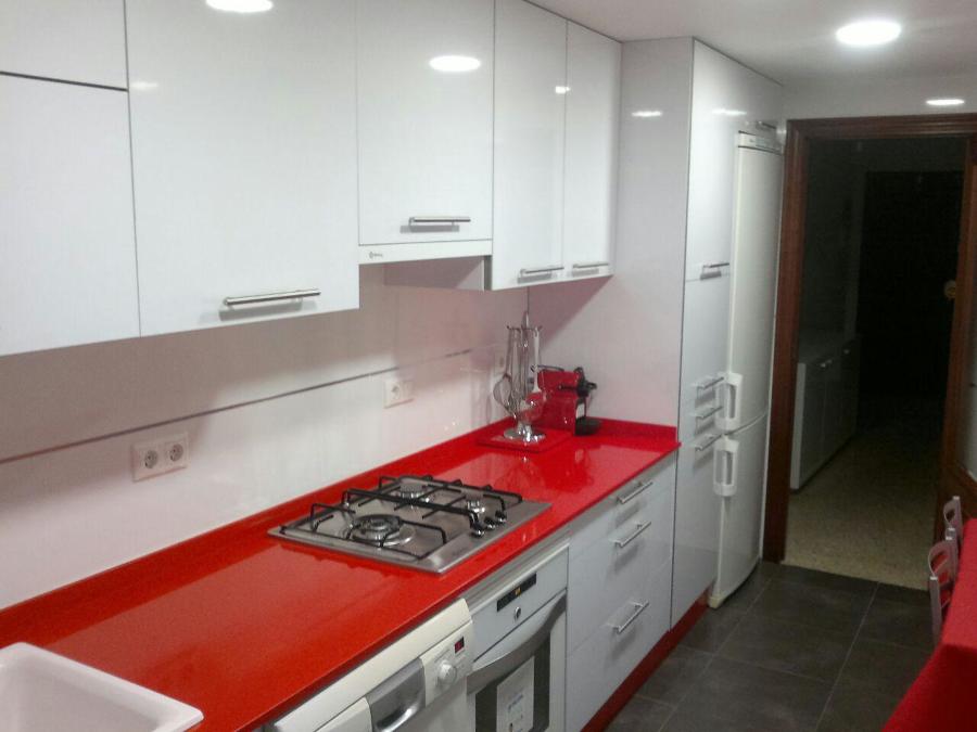 Cocina roja y blanca