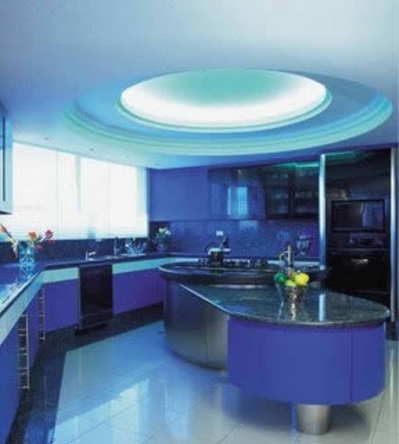 Cocina en isla iluminada