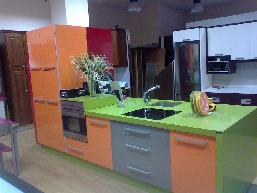 cocina en naranja brillo