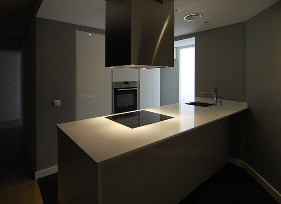 Cocina en península y campana decorativa