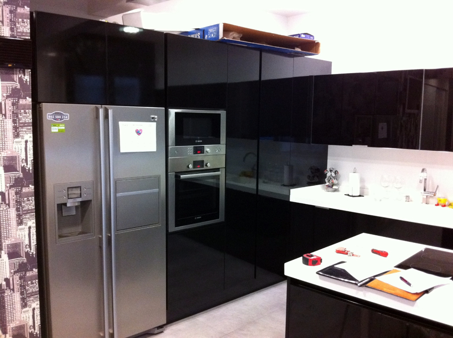 Cocina estratificado negro brillo con gola y redapies a juego