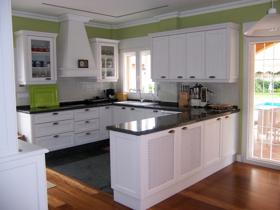 Cocina funcional en blanco sucio. 