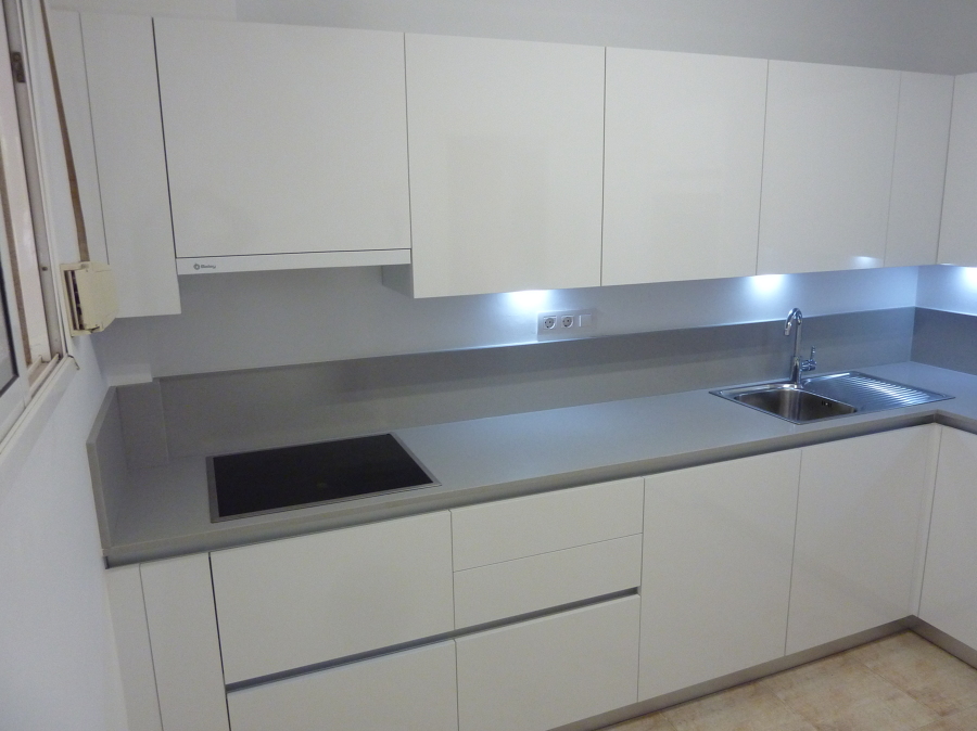 Cocina instalada en Tenerife, blanco brillo con tirador de gola.