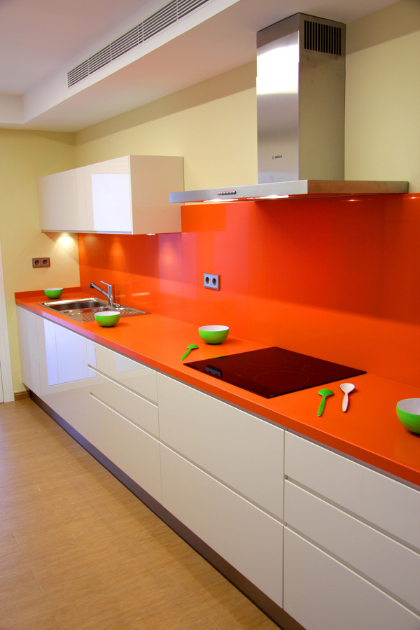 Cocina instalada en Tenerife, lacada brillo, con tirador de uñero.