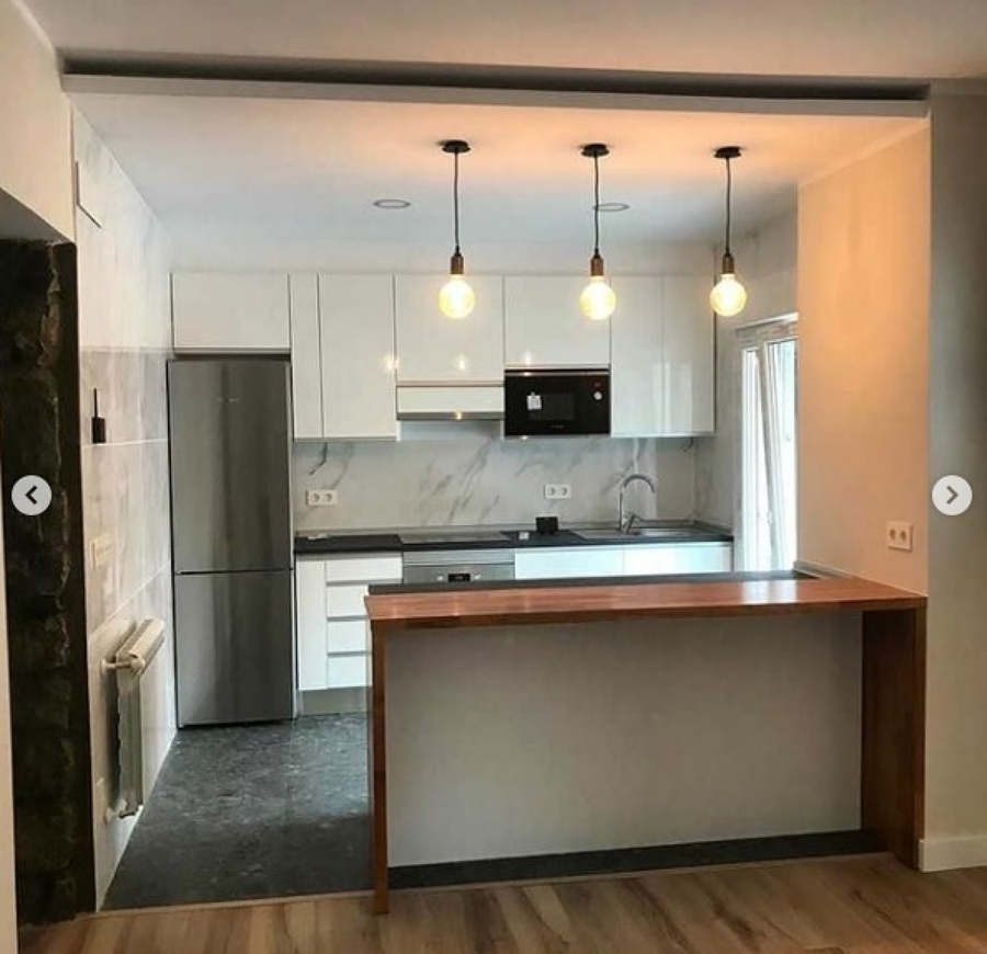 Instalación de cocina con mueble desayunador hecho a medida