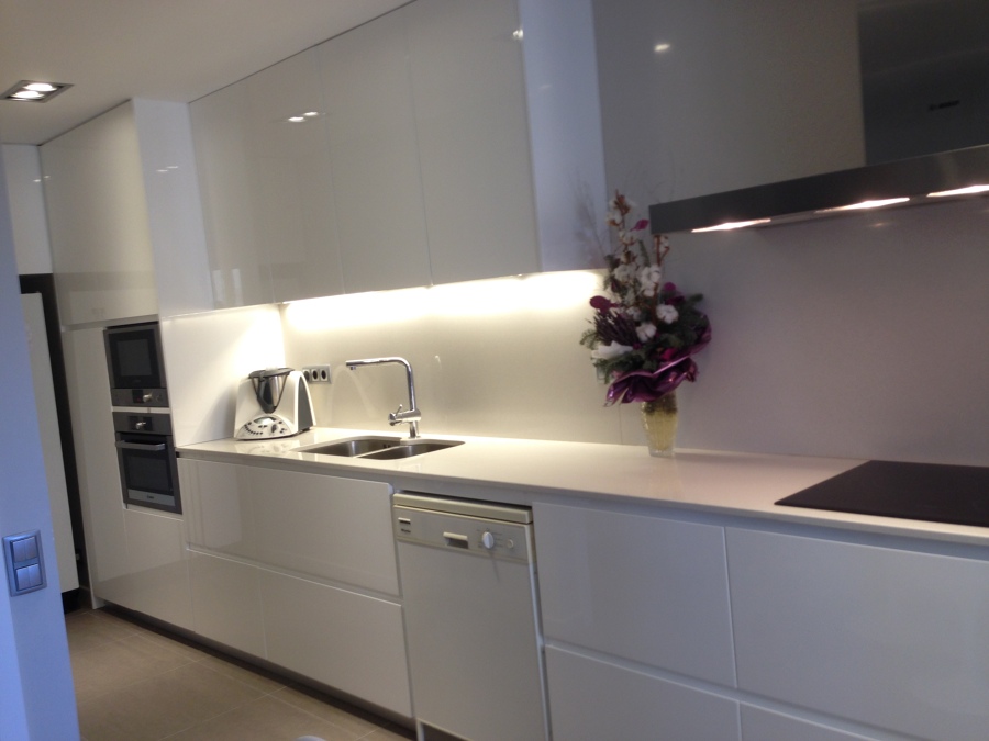 cocina lacada brillante y mueble de 80