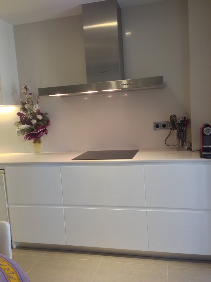 cocina lacada brillante y mueble de 80