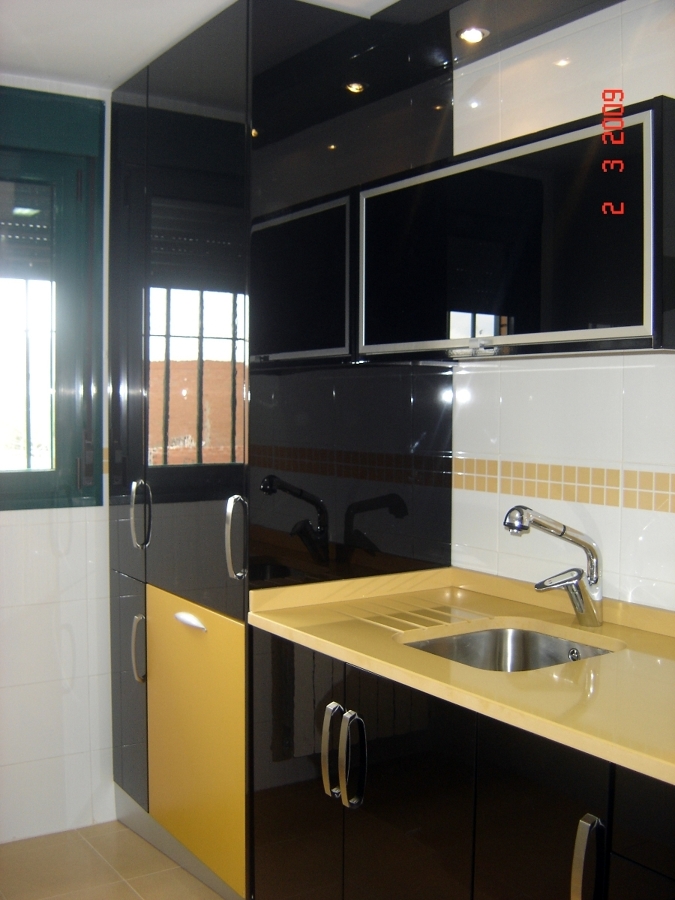 Cocina lacada en negro de alto brillo