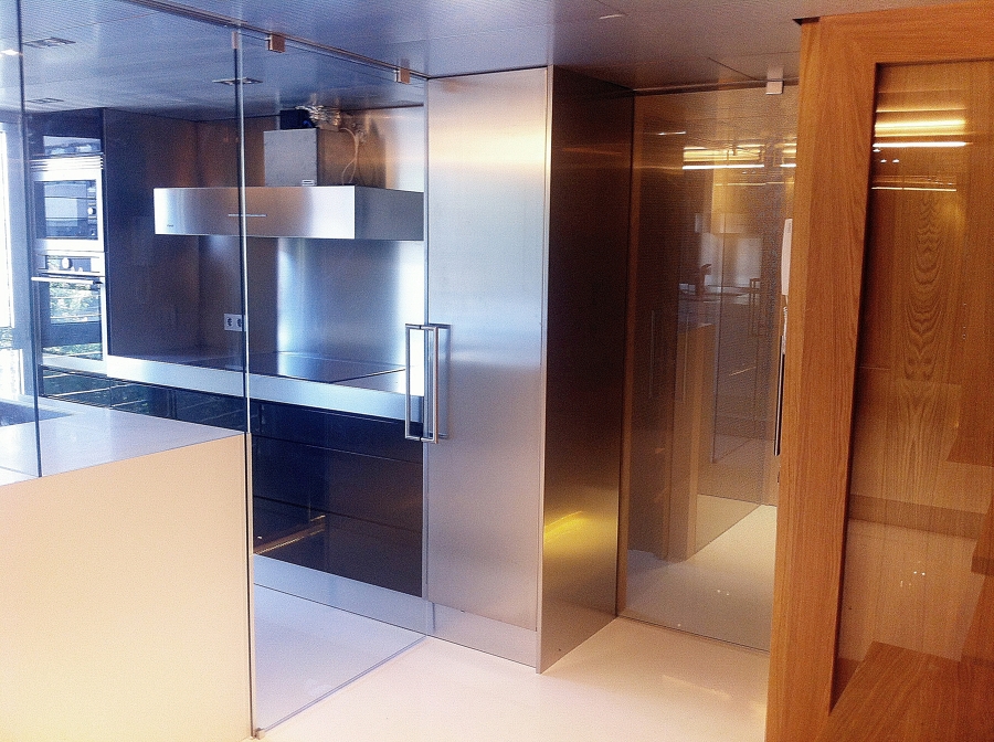 Cocina americana con paneles y puertas de cristal securit