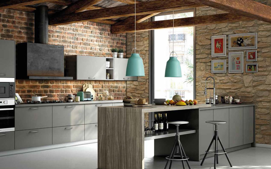 Cocina con pared de piedra y ladrillo