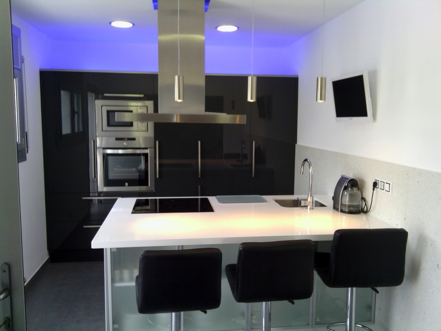 Cocina península, con Silestone blanco Zeus