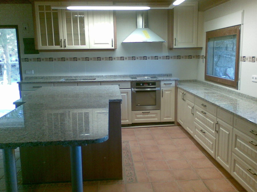 Cocina rústica alemana con acabados de primera