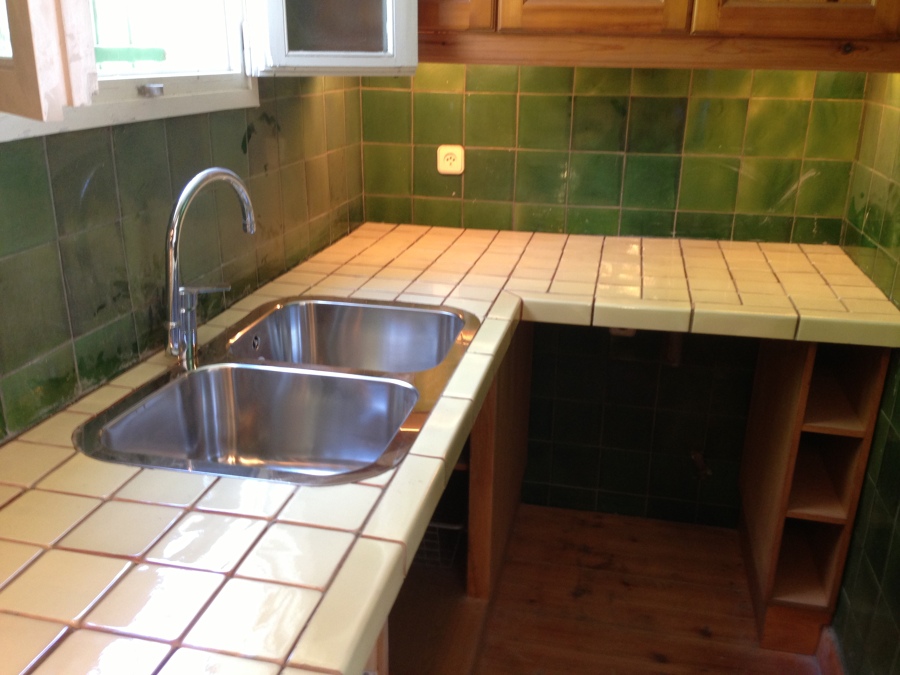 cocina rustica con encimera de azulejo