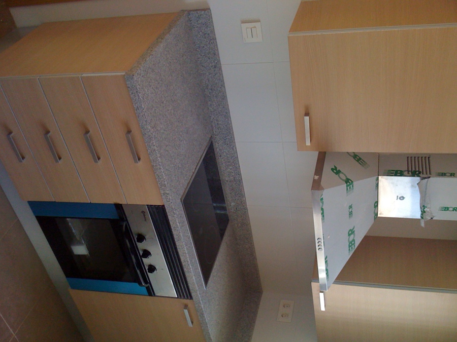 Cocina sencilla de obra en color beige con granito gris 