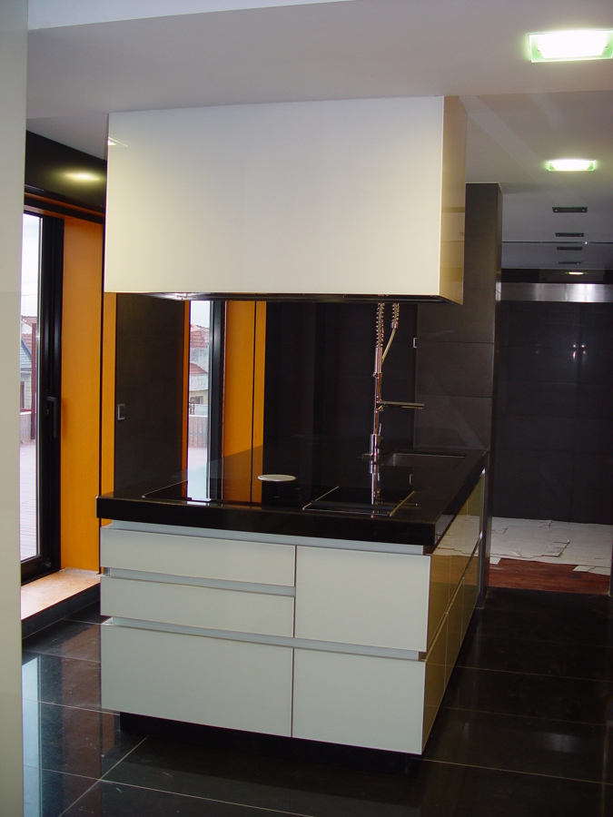 Cocina tirador gola y puertas en cristal