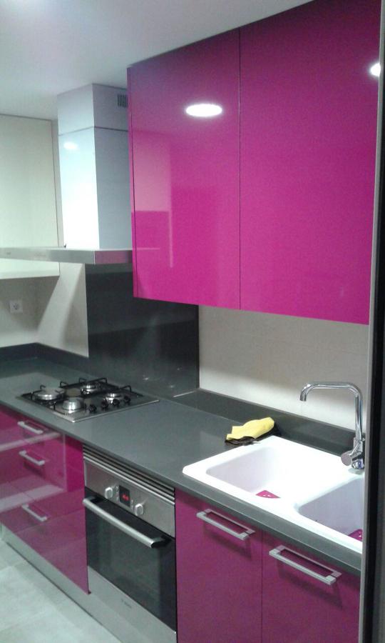 Cocina lila y crema bancada gris