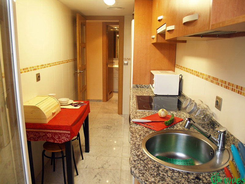 Cocina totalmente reformada con encimera de granito del piso reformado en Barrio Delicias