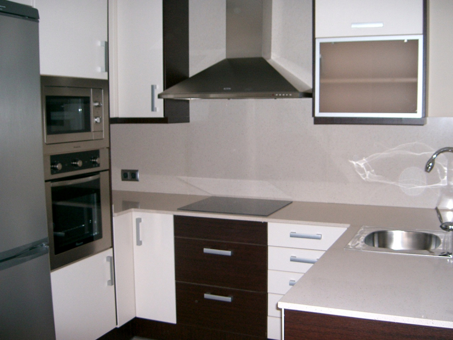 cocina wengué con blanco brillo