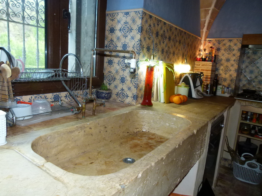 Cocina y pila antiquísima