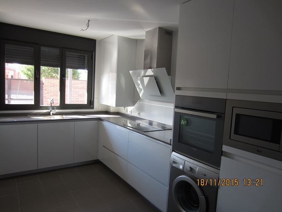 Cocina laminada brillo con entrecalle en blanco