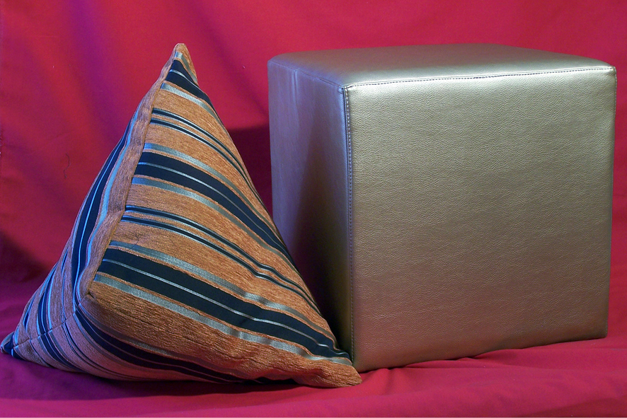 COJIN TRIANGULO ,PUFF