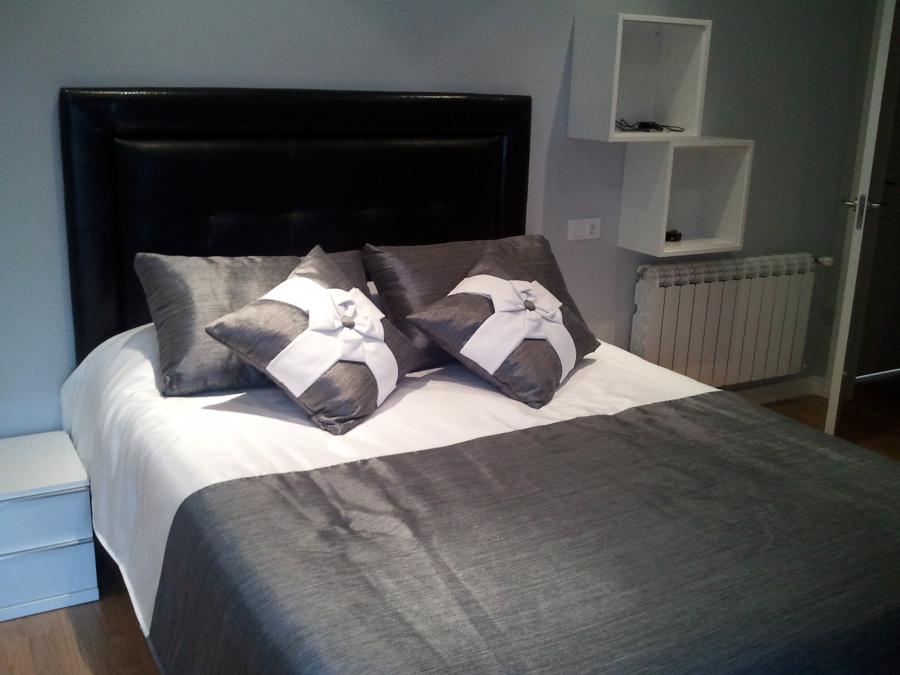 COLCHA BICOLOR Y COJINES A JUEGO