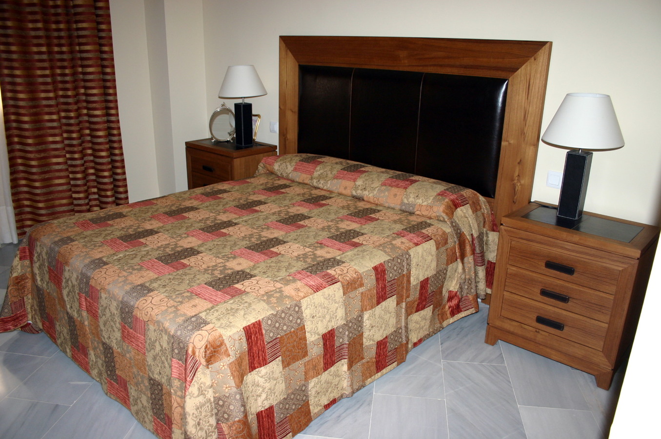 COLCHA Y CABECERO TAPIZADO