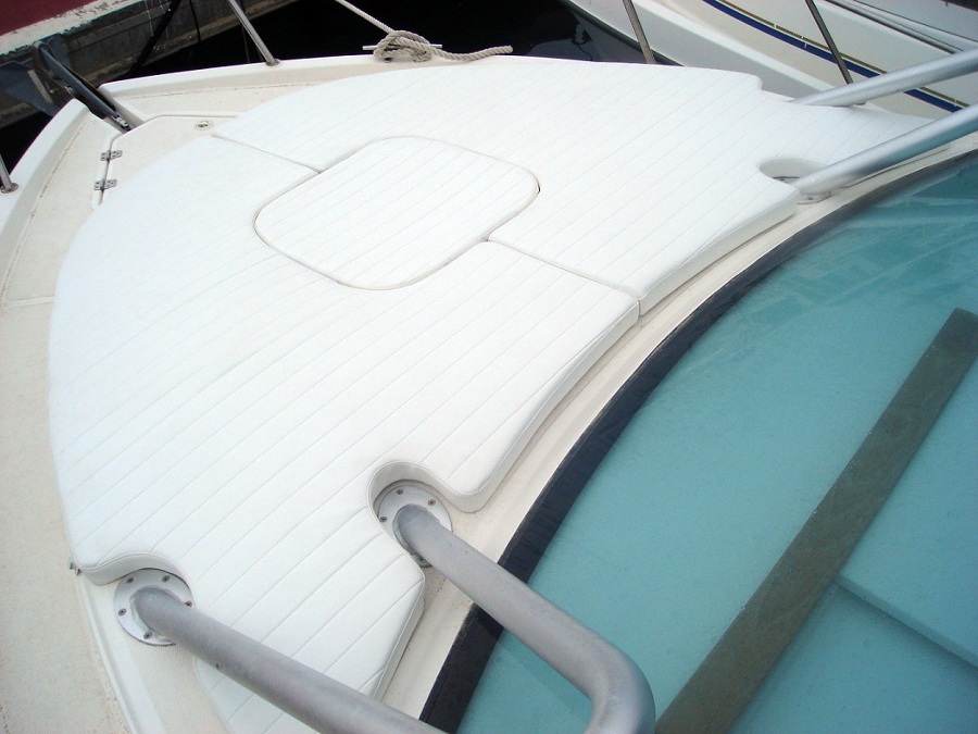 colchonetas de solarium de propa de un yate