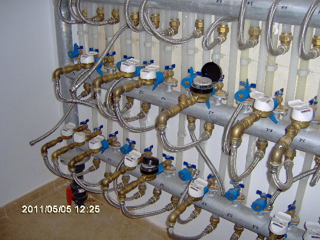 Colector de agua sanitaria de edificio comunitario