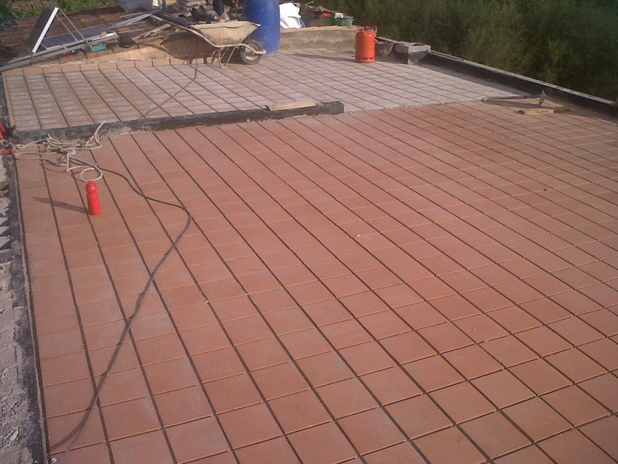 colocación de baldosa en terraza