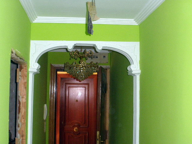 Colocación de falsos techos de escayola, moldura, arco de escayola y pintura