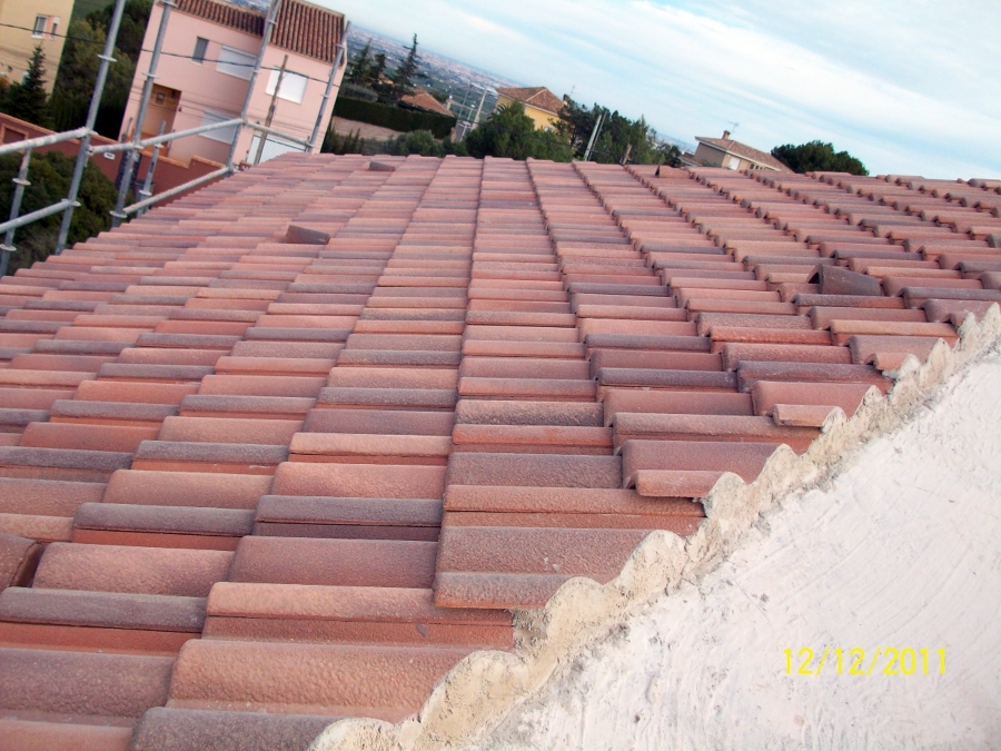 colocación de las tejas del tejado