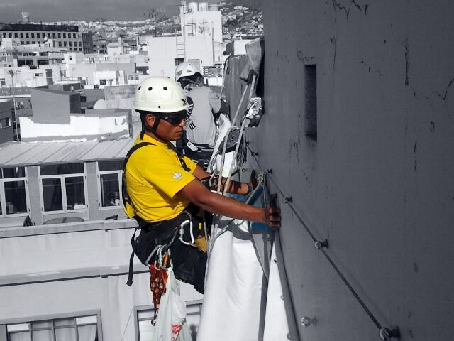 Colocación de lonas de publicidad