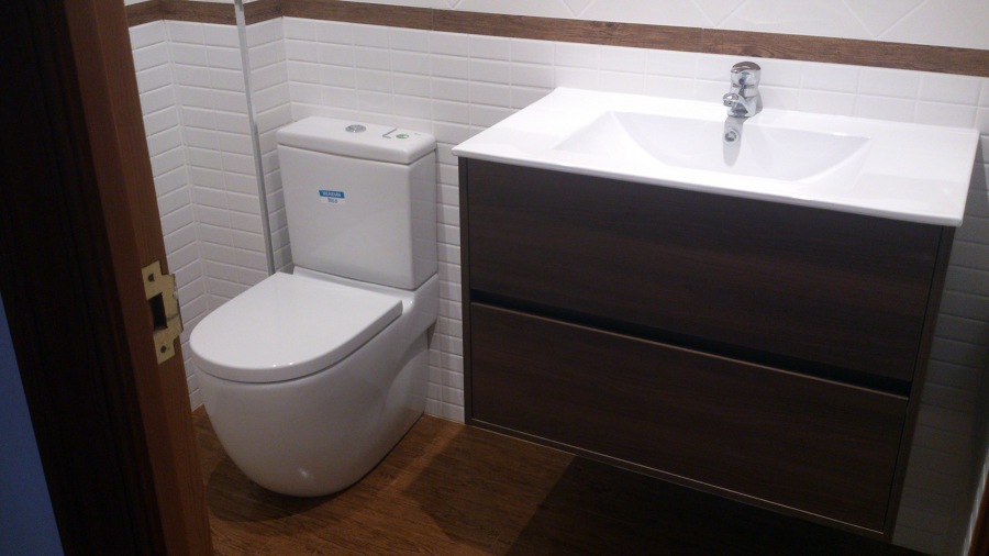 Colocación de muebles de baño y sanitarios