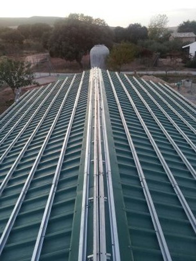 COLOCACION DE OMEGAS SOBRE PANEL ( URALITA ) DE CHAPA