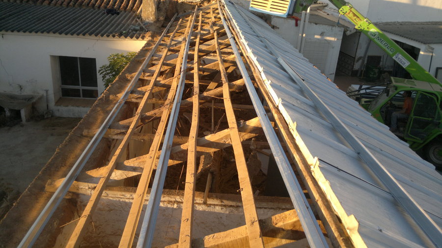 Colocacion de panel sandwich sobre cubierta antigua de madera.