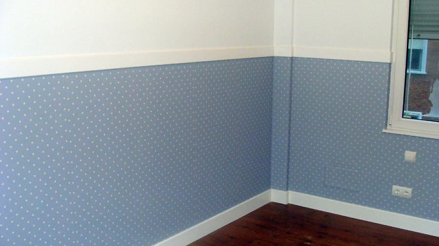 COLOCACIÓN DE PAPEL PINTADO Y LACADO DE ZÓCALO Y RODAPIES