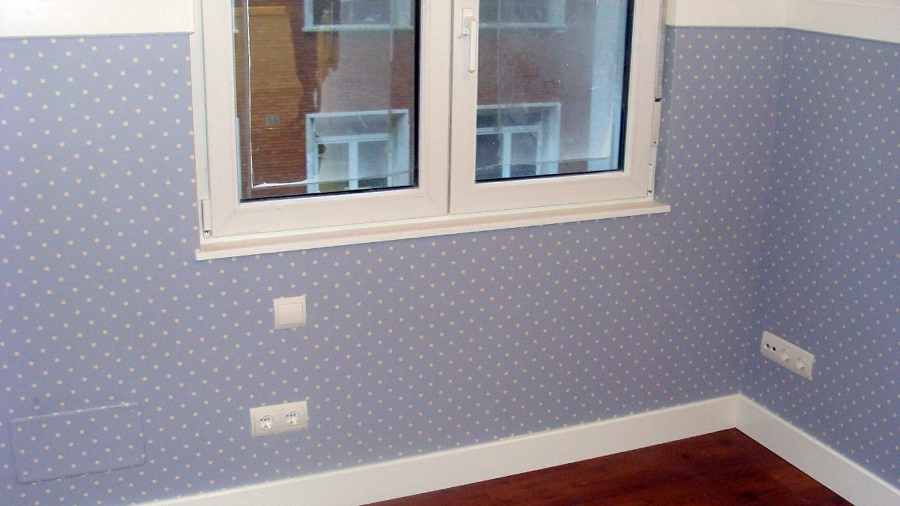 COLOCACIÓN DE PAPEL PINTADO Y LACADO DE ZÓCALO Y RODAPIES