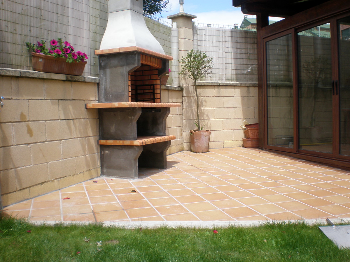 Colocación de pavimento y barbacoa en jardin