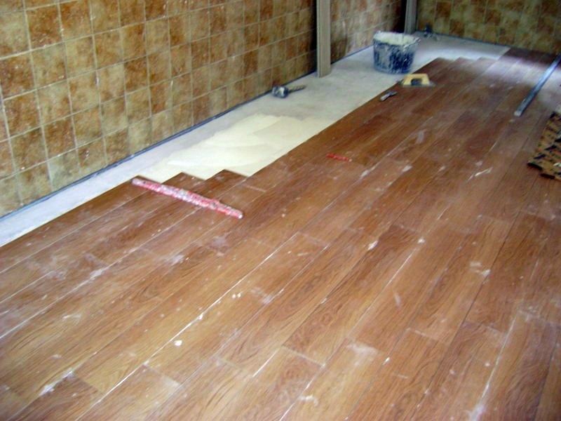 colocacion de piso tipo madera formato tablilla
